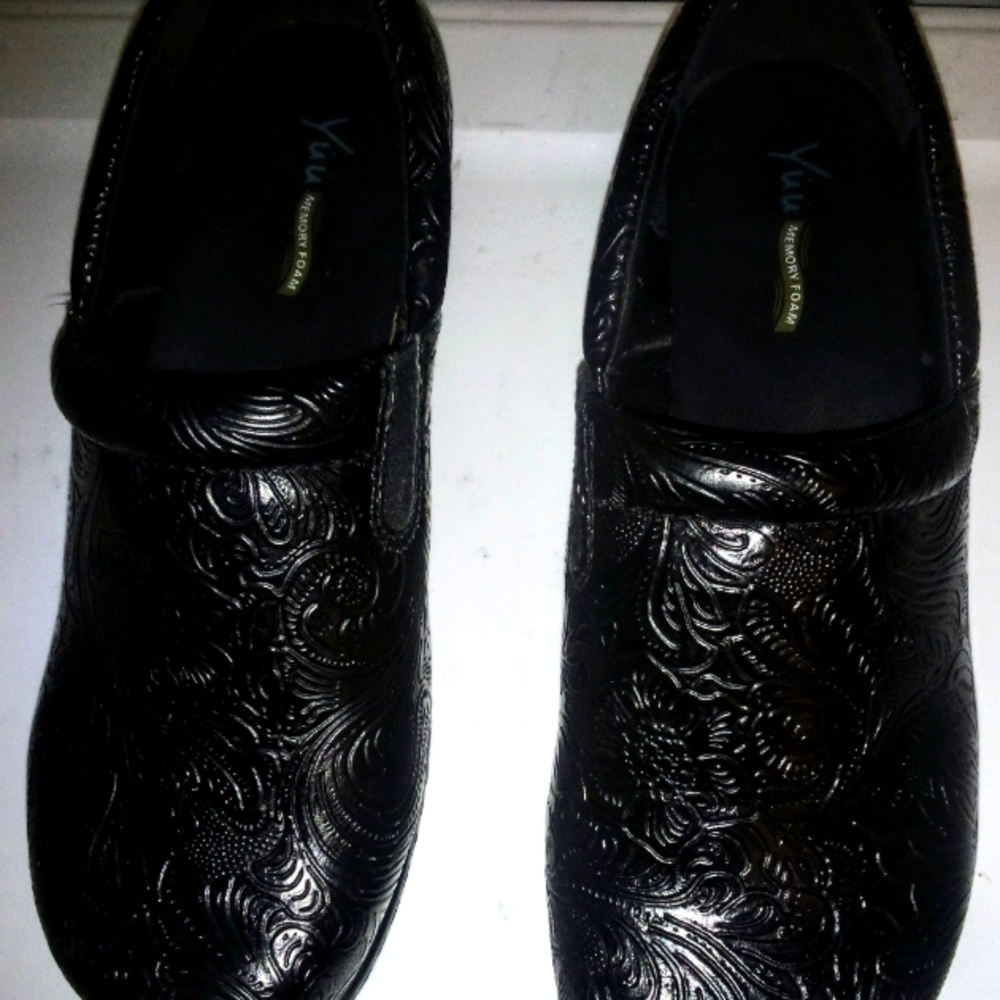 Yuu Bethanee Women's Size 8W Black Leather Clogs Shoes Nursing Slip on Embossed